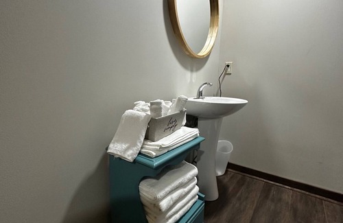 Timpson Hotel | Handicap Accessible Cozy 1-bedroom with WiFi and AC in charming Timpson