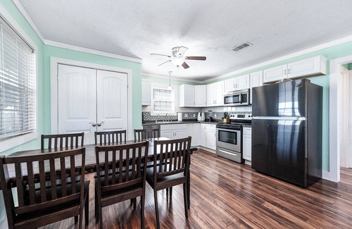 Cedar Lane House | Handicap Accessible-Vacation Rental in Sargent with Screened-In Porch