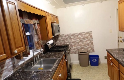 New Carrollton House | Handsome Home - 4 minutes close to Metro