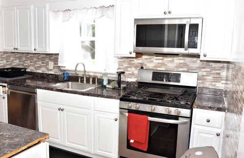 Lanham House | Handsome Home renovated - 4 minutes close to Metro