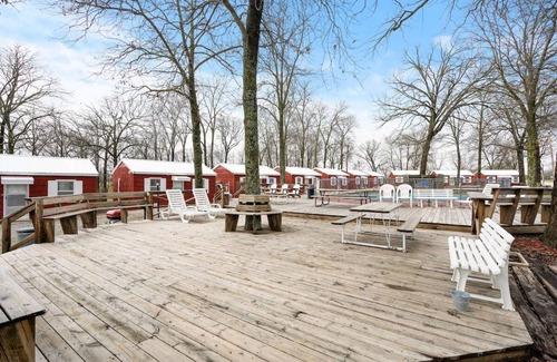 Cassville Cabin | Hang out at the pool-Cabin 4
