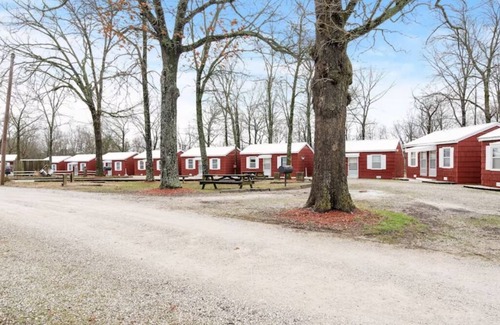 Cassville Cabin | Hang out at the pool-Cabin 4