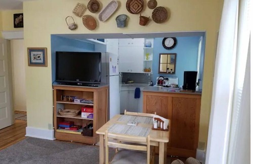 Topeka Apartment | Hannah's Haven - Private Apartment, Separate Entrance & Off Street Parkingn