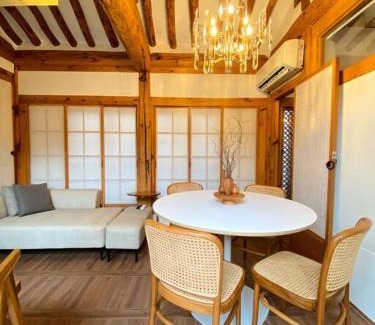 Gahoe-dong House | Hanok JAE l 4BR 2Bath l 9min from Anguk STN