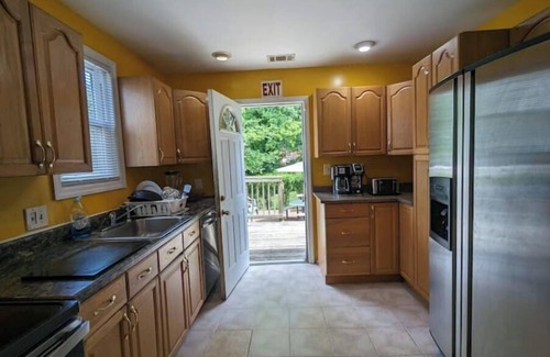 Hyattsville House | Hans' Villa - Charming 8 Bedroom Home with 2 Bathsnn
