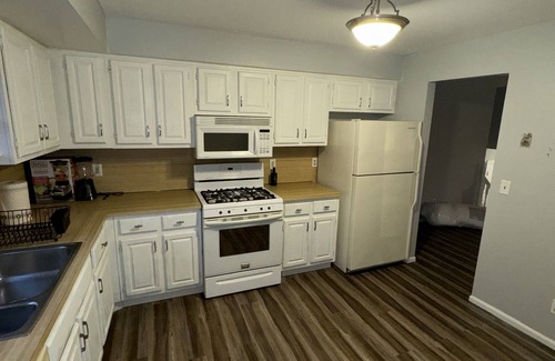 Brooklyn Center House | Happiness Hideaway: 6BR Tranquil Gem, 15min from Downtown Minneapolis