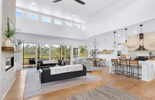 Blanco House | Happiness Ranch - Oak Tree House