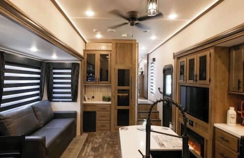 Spring Dale House | Happy Campers Family Glamping Dawson/Rainelle