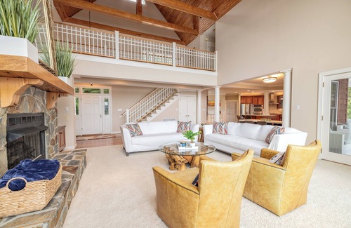 Macon House | "HAPPY GO LAKEY": Endless Views, Pool, Expansive Deck, Jump Platform, Water Toys