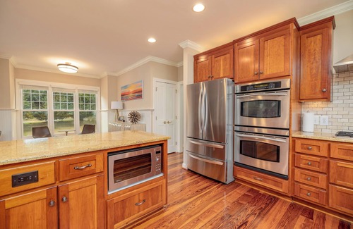 Macon House | "HAPPY GO LAKEY": Endless Views, Pool, Expansive Deck, Jump Platform, Water Toys