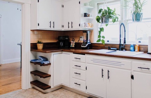 Wilmington House | Happy Hen House 2-Bedroom House w/Amazing Front Porch and Backyard Chickens