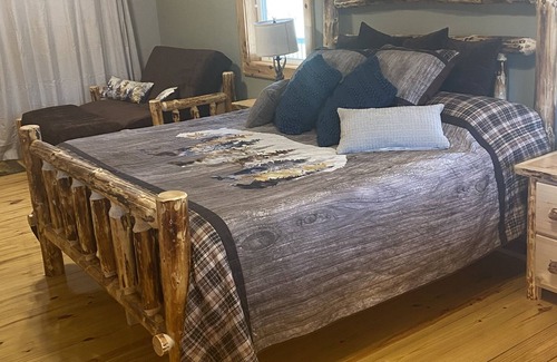 Burkesville Cabin | Happy Hollow Hide Away Near Dale Hollow New Cabin sleeps up to 20 with hot tub