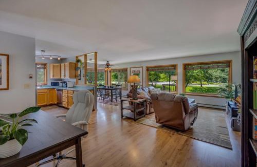Carbondale House | Happy Home near Downtown Carbondale