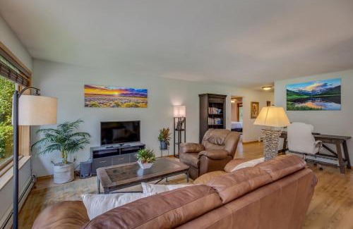 Carbondale House | Happy Home near Downtown Carbondale