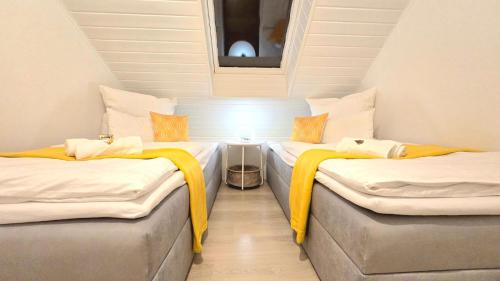 Nidda Apartment | HAPPY HOMES YELLOW - Up to 8 - Küche - W-LAN - Netflix - Honig - Badewanne