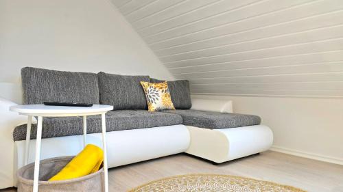 Nidda Apartment | HAPPY HOMES YELLOW - Up to 8 - Küche - W-LAN - Netflix - Honig - Badewanne