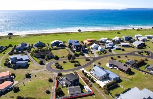 Matarangi House | Happy Hour - 24/7 - two minute walk to the beach