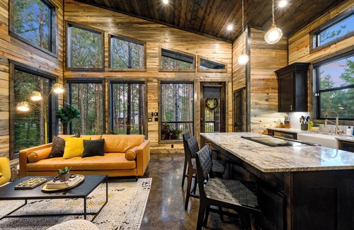 Pickens Cabin | Happy Moon/Couples Cabin Nestled in the Woods