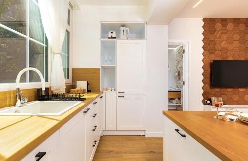 Plovdiv Center Apartment | Happy People Plovdiv 1-BD Apartment - White by Flat Mаnager