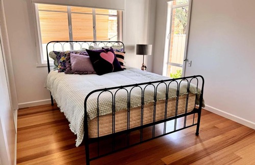 Shepparton South House | Happy Stays - Retro Haven