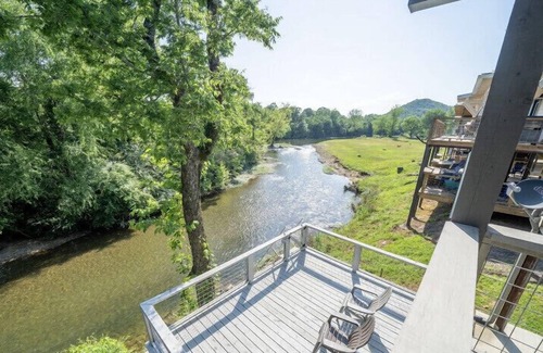 Glenwood Cabin | Happy Times on the Caddo Rivers Edge…. Hot tub !!