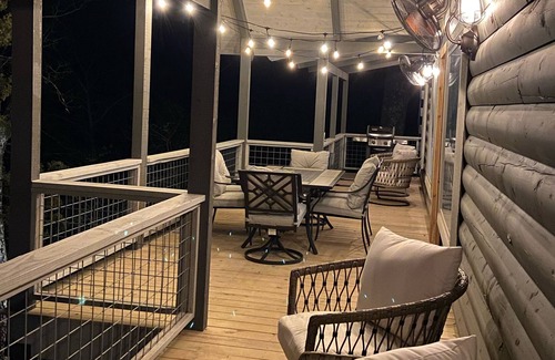 Glenwood Cabin | Happy Times on the Caddo Rivers Edge…. Hot tub !!