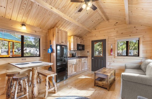 Thonotosassa Cabin | Happy Travelers RV Resort