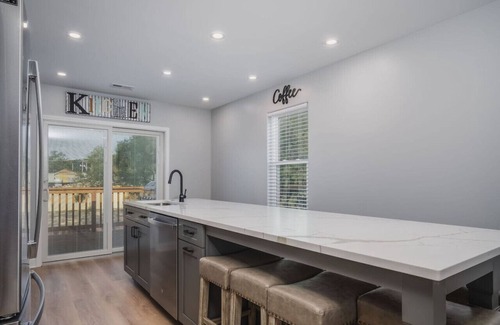 Fox Lake House | Harbor Clubhouse 3-Bed 3.5-Bath Modern Waterfront with Hot Tub & Pet Friendly