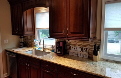 Fox Lake House | Harbor Hideout 4/3 Waterfront w/Wet Bar and Hot Tub