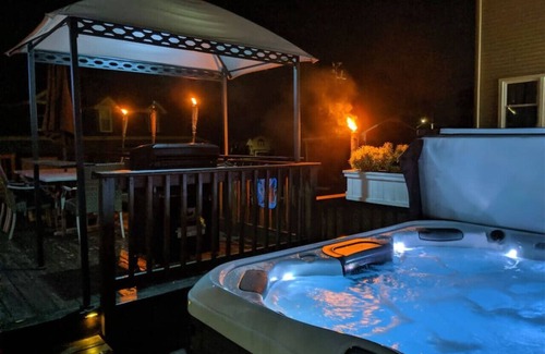 Fox Lake House | Harbor Hideout 4/3 Waterfront w/Wet Bar and Hot Tub
