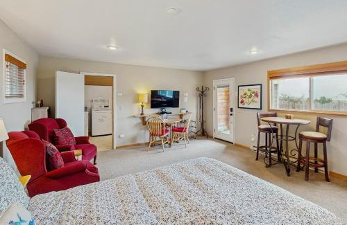 Gold Beach Hotel | Harbor View Studio Cottage