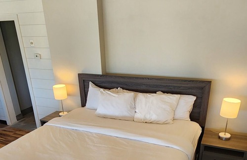 Upper Peninsula Apartment | Harbor View Studio Suite inside Econolodge Lakeview.