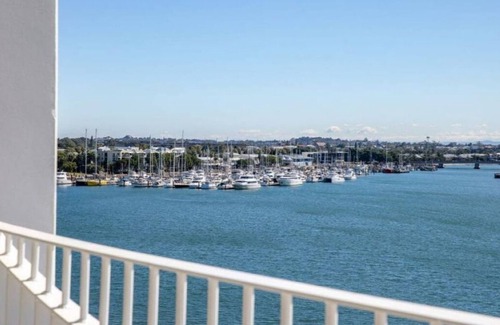 Newcastle Apartment | Harbour Haven - Honeysuckle Newcastle