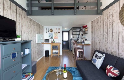Seafront Boat Rental | Harbour Hideaway - Free Parking