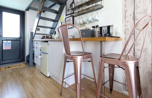 Seafront Boat Rental | Harbour Hideaway - Free Parking