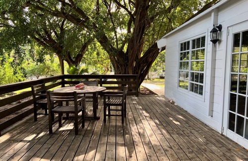 Dunmore Town Cottage | Harbour Island, Bahamas, Walk to Gorgeous Pink Sand Beach