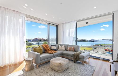 Wickham Apartment | Harbour Towers, Newcastle's Elite Apartment Stays, Free Parking & Tram Access