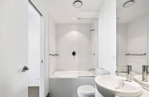 Biggera Waters Apartment | Harbour Town - Mistral (FREE CAR SPACE & WIFI)
