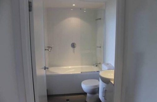 Biggera Waters Apartment | Harbour Town - Mistral (FREE CAR SPACE & WIFI)