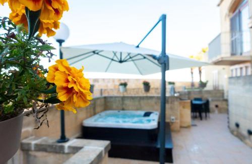 Ghajnsielem House | Harbour Views Duplex Maisonette with Jacuzzi Hot tub