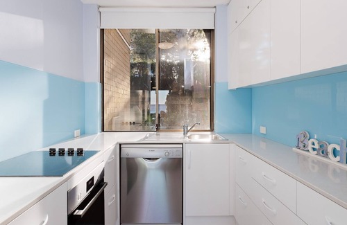 Soldiers Point Apartment | Harbourside, 4/3-7 Soldiers Point Road - ground floor on the waterfront