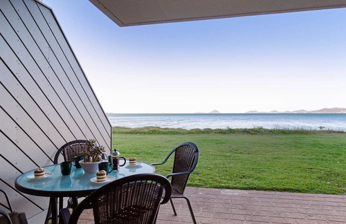 Soldiers Point Apartment | Harbourside, 4/3-7 Soldiers Point Road - ground floor on the waterfront
