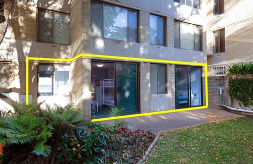 Soldiers Point Apartment | Harbourside, 4/3-7 Soldiers Point Road - ground floor on the waterfront