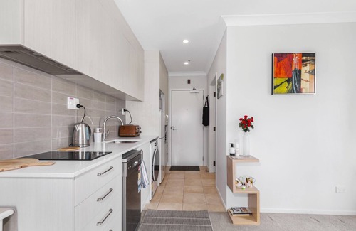 Gulf Harbour Cottage | Harbourside Haven - Whangaparāoa Studio Apartment
