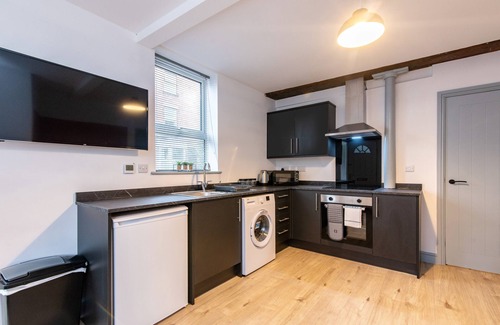Newark Apartment | Harcourt 1A: 2BR Flat with Parking in Newark