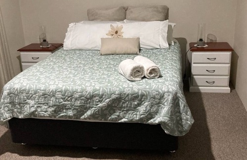 Falcon Bed & Breakfast | Harewood's Hideaway