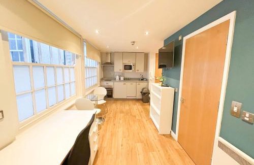 Bristol Floating Harbour Apartment | Harford House Studios 06 - Hopewell