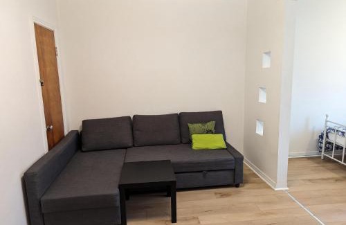 Ville-Emard House | Harmony room near Metro Monk station with Self Check-in