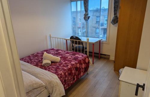 Ville-Emard House | Harmony room near Metro Monk station with Self Check-in