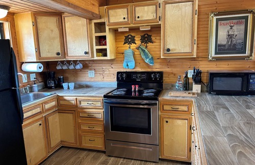 Fredericksburg Cabin | Harriet House, a charming cabin overlooking Elm Creek with views!